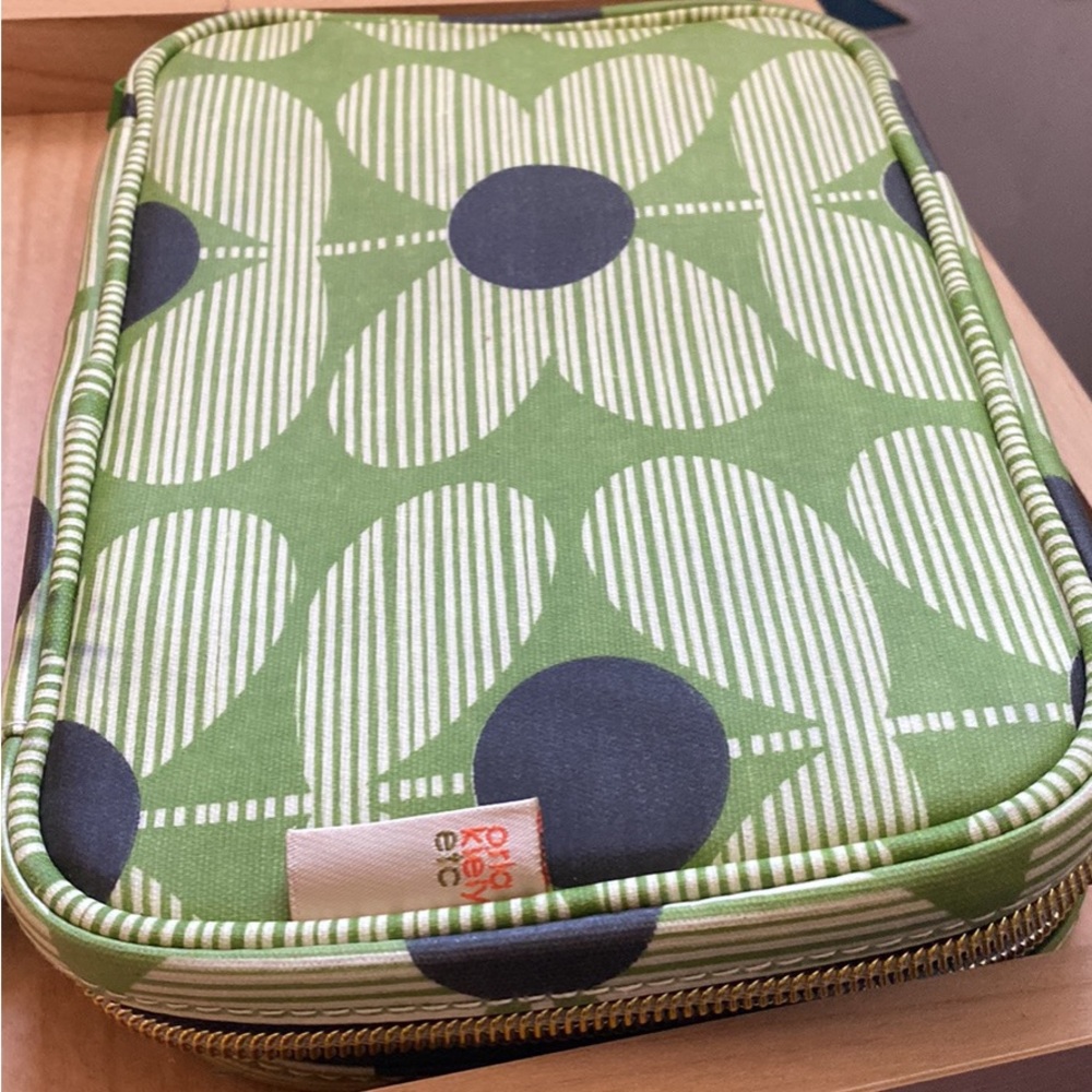 Orla Kiely makeup Bag
Zip Closure & Pouch inside/one inside zip pocket.